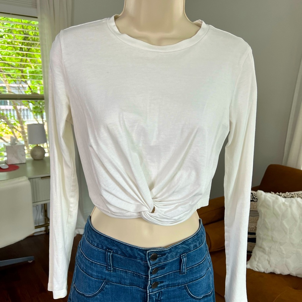 Forever 21 size small white long sleeve crop top with knot design